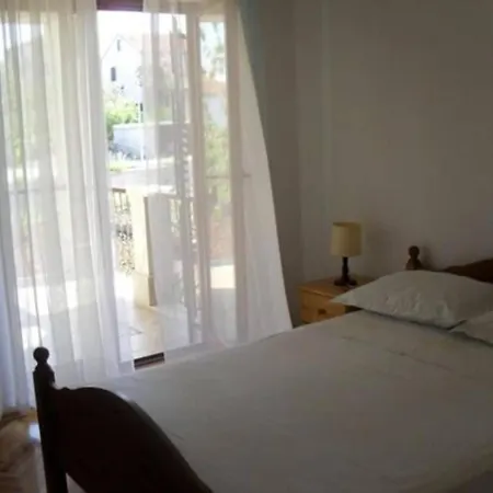 White House - Two Bedroom With Balcony And Sea View 2 Apartman Supetar