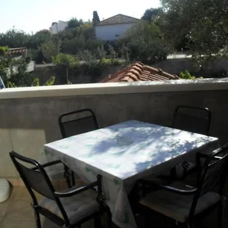 White House - Two Bedroom With Balcony And Sea View 2 Apartman Supetar